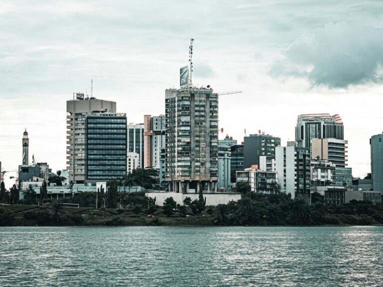 Les tours du Plateau au bord de la lagune a Abidjan