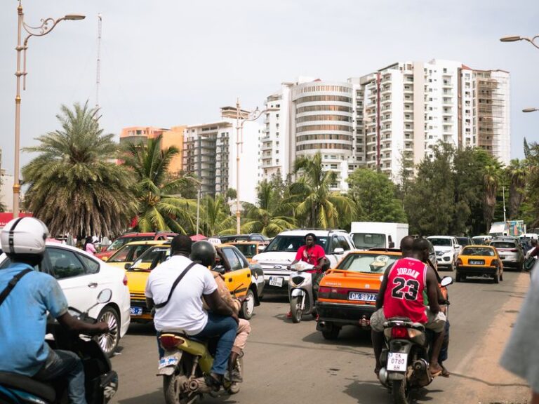 Avenue animee de Dakar au Senegal