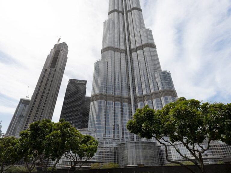 La Burj Khalifa dominant le centre-ville de Dubai