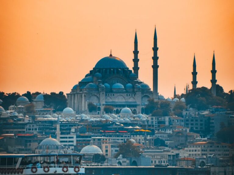 La mosquee Suleymaniye et le Bosphore au coucher du soleil a Istanbul