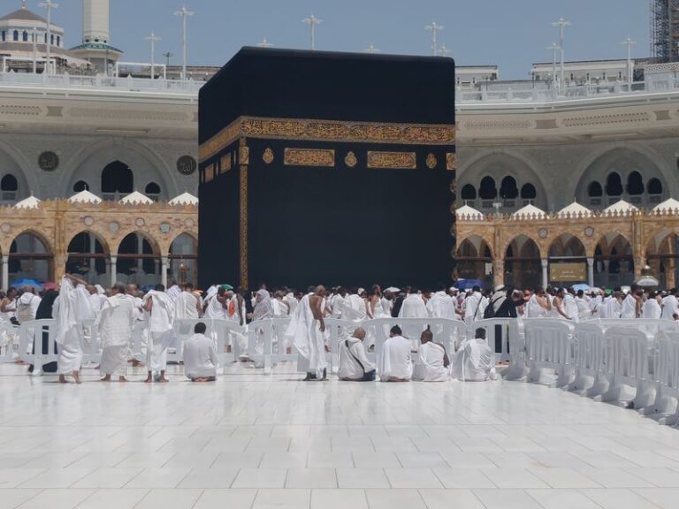 Pelerins en ihram autour de la Kaaba a La Mecque