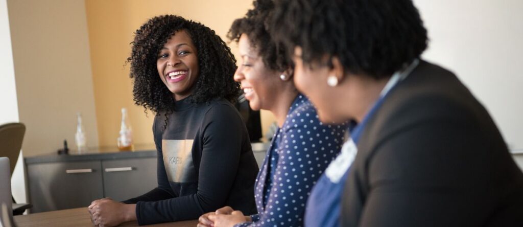 Conseillere Yshira Voyages en entretien avec des clientes au bureau