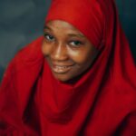 Portrait souriant d une cliente partie en Omra avec Yshira Voyages